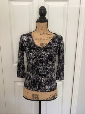 Black & White V-Neck 3/4 Sleeve Printed Top